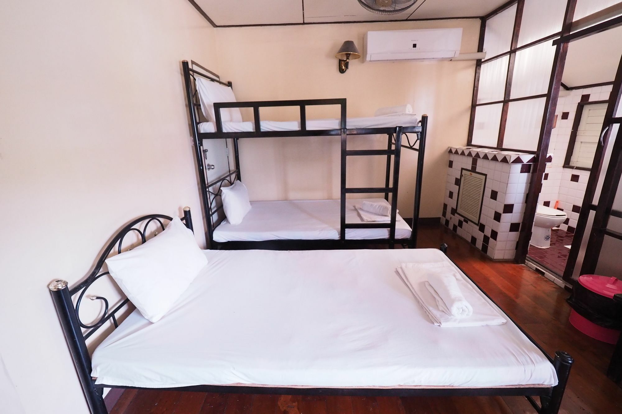 Brickhouse Ayutthaya Guesthouse Est 1986 Bagian luar foto