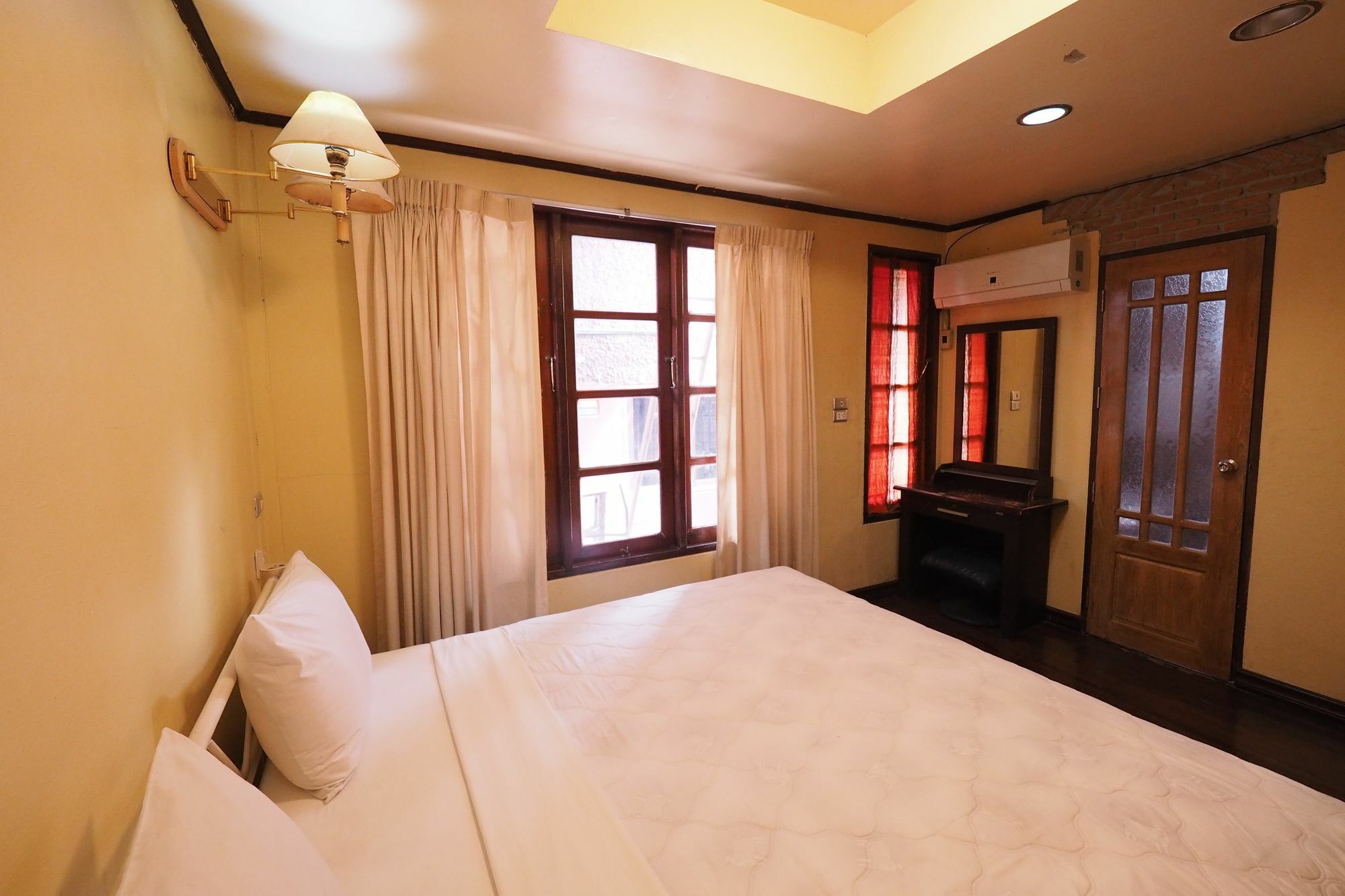 Brickhouse Ayutthaya Guesthouse Est 1986 Bagian luar foto
